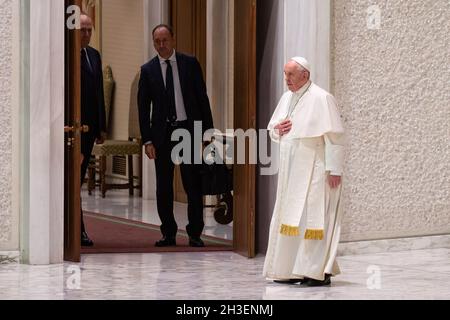 Città del Vaticano, Vaticano. 27 ottobre 2021. Papa Francesco arriva nella Sala Paolo VI per la sua udienza generale settimanale nella Città del Vaticano. Credit: SOPA Images Limited/Alamy Live News Foto Stock