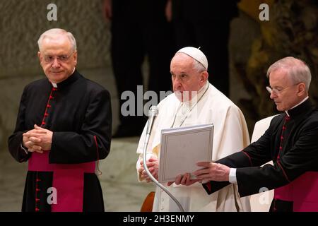 Città del Vaticano, Vaticano. 27 ottobre 2021. Papa Francesco guida la sua udienza generale settimanale presso la Sala Paolo VI della Città del Vaticano. Credit: SOPA Images Limited/Alamy Live News Foto Stock