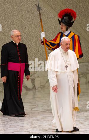 Città del Vaticano, Vaticano. 27 ottobre 2021. Papa Francesco arriva nella Sala Paolo VI per la sua udienza generale settimanale nella Città del Vaticano. Credit: SOPA Images Limited/Alamy Live News Foto Stock