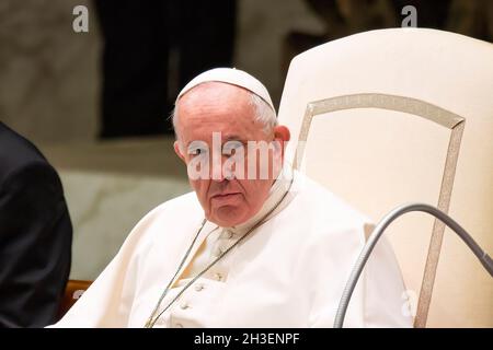 Città del Vaticano, Vaticano. 27 ottobre 2021. Papa Francesco guida la sua udienza generale settimanale presso la Sala Paolo VI della Città del Vaticano. Credit: SOPA Images Limited/Alamy Live News Foto Stock