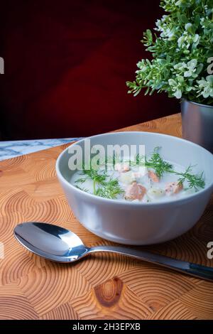 Helsinki / Finlandia - 28 OTTOBRE 2021: Cucina tradizionale finlandese: Ciotola di cremosa zuppa di salmone con aggiunta di aneto. Foto Stock