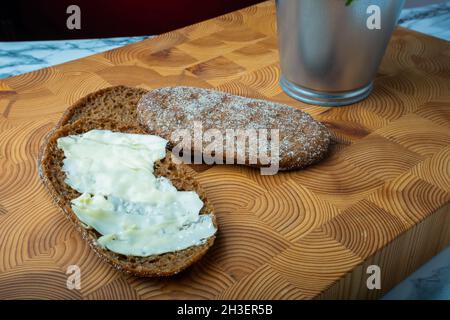 Helsinki / Finlandia - 28 OTTOBRE 2021: Cucina tradizionale finlandese: Autentici pezzi di pane di segale con aggiunta di burro. Foto Stock