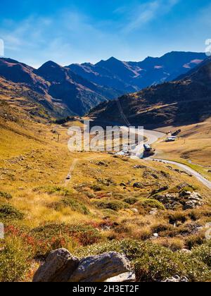 Vista salendo fino al punto solare di Trtiana dalle piste da sci di Arcalis, Ordino, Andorra Foto Stock