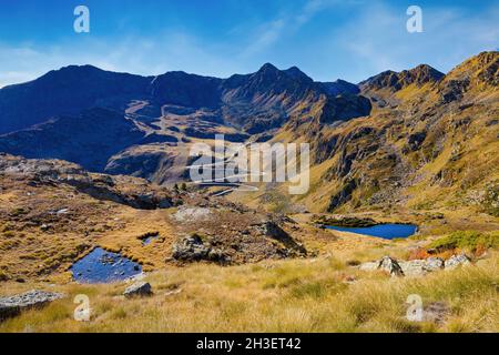 Vista panoramica sulle piste da sci di Arcalis che saliscono fino al punto solare di Trtiana. Arcalis, Ordino, Andorra. Foto Stock
