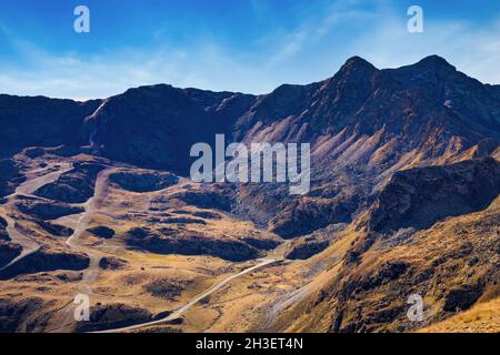 Vista sulle montagne che circondano le piste da sci di Arcalis dalla cima della cresta fino al punto solare di Trtiana. Arcalis, Ordino, Ando Foto Stock