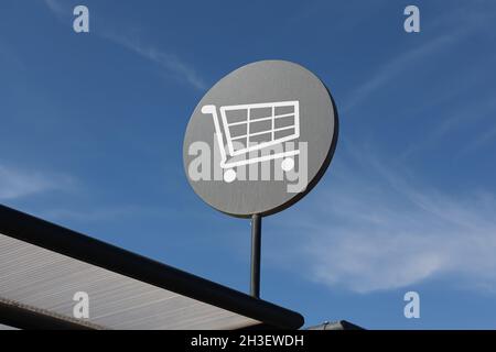 LA ELIANA, SPAGNA - 27 OTTOBRE 2021: Carrefour è una multinazionale francese di vendita al dettaglio Foto Stock