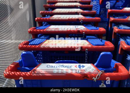 LA ELIANA, SPAGNA - 27 OTTOBRE 2021: Carrefour è una multinazionale francese di vendita al dettaglio Foto Stock