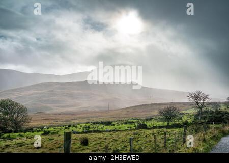 Pioggia che entra nelle Bluestack Mountains tra Glenties e Ballybofey nella contea di Donegal - Irlanda. Foto Stock