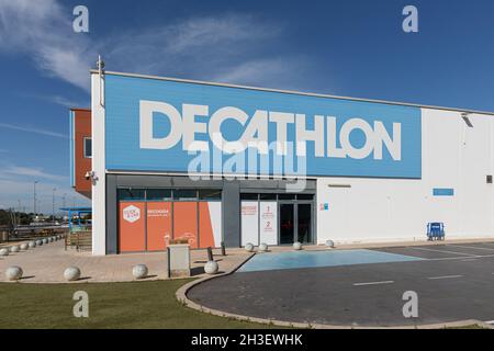 SAN ANTONIO BENAGEBER, SPAGNA - 27 OTTOBRE 2021: Decathlon è un rivenditore di articoli sportivi francese Foto Stock