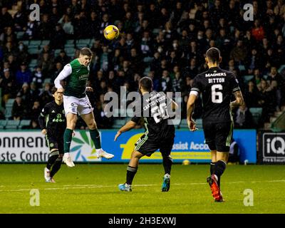 27 ottobre 2021; Easter Road, Edimburgo, Scozia; Scottish Premier League football, Hibernian versus Celtic; Kevin Nisbet di Hibernian vince un titolo di compensazione Foto Stock