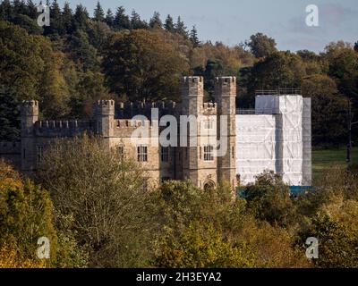 Maidstone, Kent, Regno Unito. 28 ottobre 2021. UK Meteo: Un pomeriggio soleggiato con vivaci colori autunnali al Castello di Leeds nel Kent. Il castello è stato parzialmente avvolto in preparazione all'esposizione annuale dei fuochi d'artificio. Credit: James Bell/Alamy Live News Foto Stock