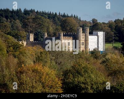 Maidstone, Kent, Regno Unito. 28 ottobre 2021. UK Meteo: Un pomeriggio soleggiato con vivaci colori autunnali al Castello di Leeds nel Kent. Il castello è stato parzialmente avvolto in preparazione all'esposizione annuale dei fuochi d'artificio. Credit: James Bell/Alamy Live News Foto Stock