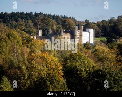 Maidstone, Kent, Regno Unito. 28 ottobre 2021. UK Meteo: Un pomeriggio soleggiato con vivaci colori autunnali al Castello di Leeds nel Kent. Il castello è stato parzialmente avvolto in preparazione all'esposizione annuale dei fuochi d'artificio. Credit: James Bell/Alamy Live News Foto Stock