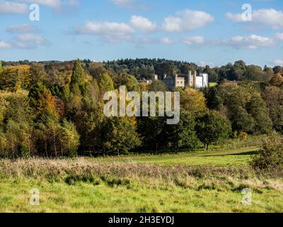 Maidstone, Kent, Regno Unito. 28 ottobre 2021. UK Meteo: Un pomeriggio soleggiato con vivaci colori autunnali al Castello di Leeds nel Kent. Il castello è stato parzialmente avvolto in preparazione all'esposizione annuale dei fuochi d'artificio. Credit: James Bell/Alamy Live News Foto Stock