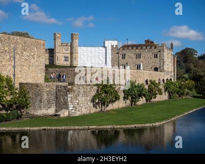 Maidstone, Kent, Regno Unito. 28 ottobre 2021. UK Meteo: Un pomeriggio soleggiato con vivaci colori autunnali al Castello di Leeds nel Kent. Il castello è stato parzialmente avvolto in preparazione all'esposizione annuale dei fuochi d'artificio. Credit: James Bell/Alamy Live News Foto Stock