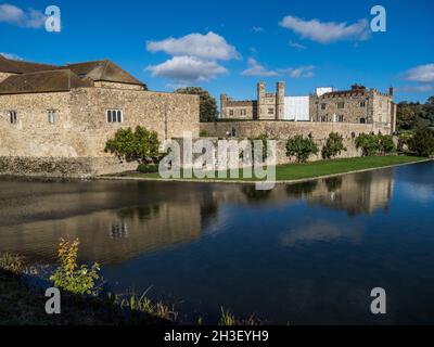 Maidstone, Kent, Regno Unito. 28 ottobre 2021. UK Meteo: Un pomeriggio soleggiato con vivaci colori autunnali al Castello di Leeds nel Kent. Il castello è stato parzialmente avvolto in preparazione all'esposizione annuale dei fuochi d'artificio. Credit: James Bell/Alamy Live News Foto Stock