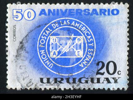 URUGUAY - CIRCA 1963: Timbro stampato dall'Uruguay, mostra l'emblema UPAE, circa 1963 Foto Stock