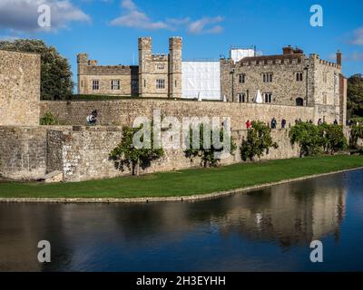 Maidstone, Kent, Regno Unito. 28 ottobre 2021. UK Meteo: Un pomeriggio soleggiato con vivaci colori autunnali al Castello di Leeds nel Kent. Il castello è stato parzialmente avvolto in preparazione all'esposizione annuale dei fuochi d'artificio. Credit: James Bell/Alamy Live News Foto Stock