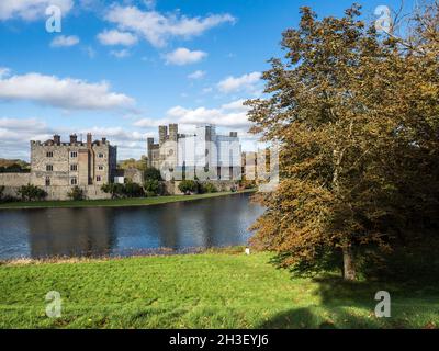 Maidstone, Kent, Regno Unito. 28 ottobre 2021. UK Meteo: Un pomeriggio soleggiato con vivaci colori autunnali al Castello di Leeds nel Kent. Il castello è stato parzialmente avvolto in preparazione all'esposizione annuale dei fuochi d'artificio. Credit: James Bell/Alamy Live News Foto Stock