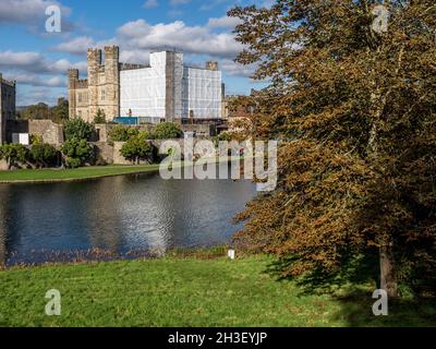 Maidstone, Kent, Regno Unito. 28 ottobre 2021. UK Meteo: Un pomeriggio soleggiato con vivaci colori autunnali al Castello di Leeds nel Kent. Il castello è stato parzialmente avvolto in preparazione all'esposizione annuale dei fuochi d'artificio. Credit: James Bell/Alamy Live News Foto Stock