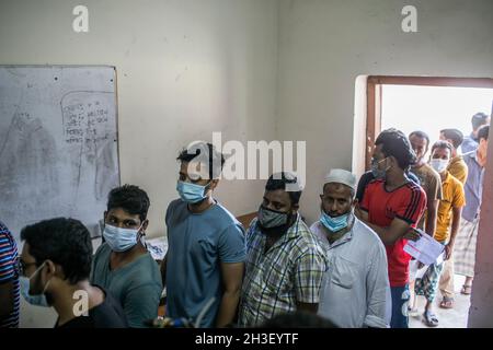 Dhaka, Bangladesh. 28 ottobre 2021. Le persone attendono in coda per ricevere una seconda dose del vaccino Sinopharm COVID-19 durante una campagna di vaccinazione in un centro di vaccinazione a Dhaka. Secondo la direzione generale dei servizi sanitari del Bangladesh (DGHS), il programma nazionale di vaccinazione di massa mira a iniettare 7.5 milioni di persone per celebrare il 75° compleanno del primo ministro del Bangladesh Sheikh Hasina. Credit: SOPA Images Limited/Alamy Live News Foto Stock