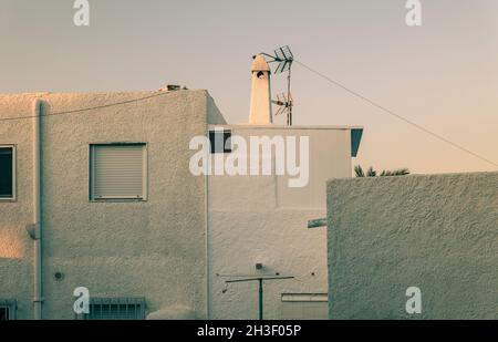 Edifici bianchi contro il cielo durante l'alba Foto Stock