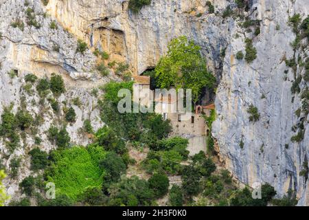 L'eremo di Galamus è costruito nella scogliera di montagna, Aude, Francia Foto Stock