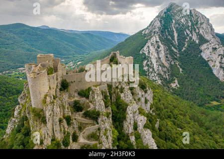 Scatto aereo che mostra il castello medievale Puilaurens e il monte Canigou nella montagna dei Pirenei, Francia Foto Stock