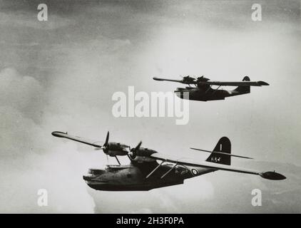 Foto d'epoca circa 1942 di PBY Catalina Consolidated battenti barche della RAF su una pattuglia marittima sulla costa della Malaya prima dell'invasione giapponese e la caduta di Singapore Foto Stock