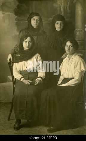 Vintage ritratto di famiglia.Il colpo è stato preso circa 1914 anno. Foto Stock