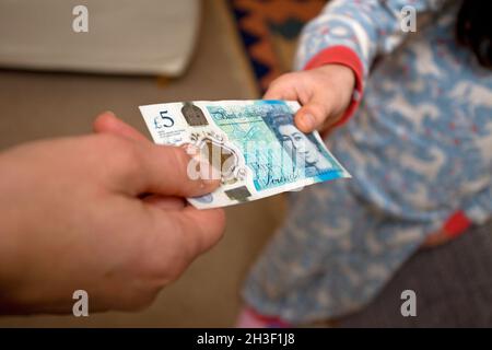 Consegna oltre cinque libbre. regno unito Foto Stock