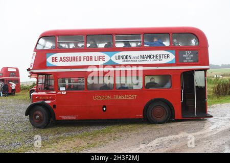 Imberbus 2021. Un evento annuale in cui i bus di trasporto di Londra prevalentemente classici forniscono il trasporto al villaggio di Imber che si trova sulla terra di MOD Foto Stock