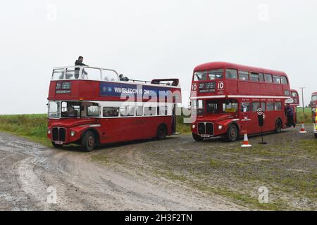 Imberbus 2021. Un evento annuale in cui i bus di trasporto di Londra prevalentemente classici forniscono il trasporto al villaggio di Imber che si trova sulla terra di MOD Foto Stock