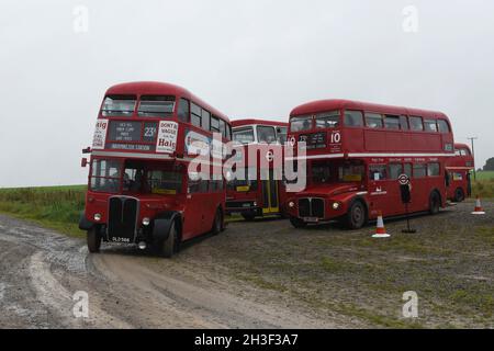 Imberbus 2021. Un evento annuale in cui i bus di trasporto di Londra prevalentemente classici forniscono il trasporto al villaggio di Imber che si trova sulla terra di MOD Foto Stock