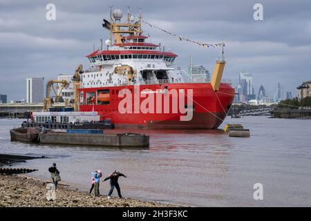 Londoners si trova sulla riva del Tamigi e ammira la nuova nave di ricerca polare del British Antartic Survey, il RRS Sir David Attenborough, ormeggiato sul Tamigi al prime Meridian di Greenwich, durante il suo breve soggiorno in mostra al pubblico, durante la conferenza COP26 sul cambiamento climatico a Glasgow, Il 28 ottobre 2021, a Londra, Inghilterra. Il Attenborough da 200 milioni di sterline è un rompighiaccio Polar di classe 4 con attrezzature di ricerca all'avanguardia, un elipad, gru, laboratori a bordo e altre apparecchiature per la rilevazione e il campionamento dell'oceano. Foto Stock