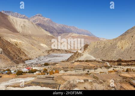 Kagbeni villaggio e fiume Kali Gandaki. Distretto di Mustang, Nepal Foto Stock