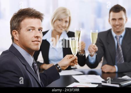 Uomo d'affari festeggia con champagne Foto Stock