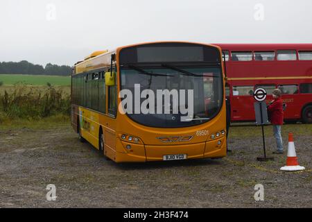 Imberbus 2021. Un evento annuale in cui i bus di trasporto di Londra prevalentemente classici forniscono il trasporto al villaggio di Imber che si trova sulla terra di MOD Foto Stock