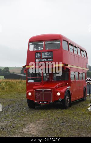 Imberbus 2021. Un evento annuale in cui i bus di trasporto di Londra prevalentemente classici forniscono il trasporto al villaggio di Imber che si trova sulla terra di MOD Foto Stock