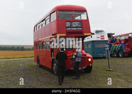 Imberbus 2021. Un evento annuale in cui i bus di trasporto di Londra prevalentemente classici forniscono il trasporto al villaggio di Imber che si trova sulla terra di MOD Foto Stock