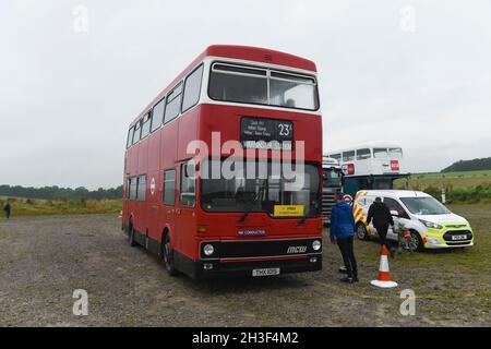 Imberbus 2021. Un evento annuale in cui i bus di trasporto di Londra prevalentemente classici forniscono il trasporto al villaggio di Imber che si trova sulla terra di MOD Foto Stock