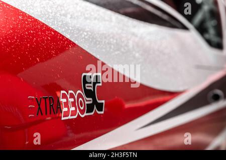 Biala Podlaska, Polonia - 22 giugno 2014: Giorno di apertura delle leggende polacche dell'aviazione (Fundacja Legendy Lottwa) - Extra 330 (SP-TLC) Foto Stock