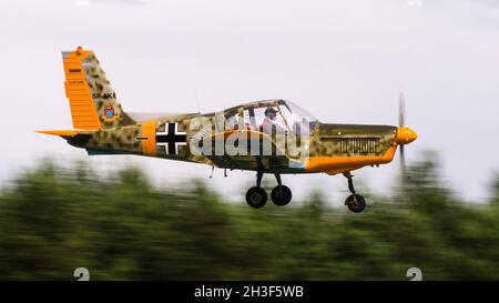 Biala Podlaska, Polonia - 22 giugno 2014: Giorno di apertura delle leggende polacche dell'aviazione (Fundacja Legendy Lottwa) - Zlin 42 (SP-AKF) in volo Foto Stock