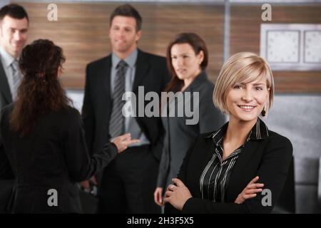 Giovane donna d'affari che ha una carriera Foto Stock