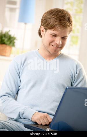 Ragazzo giovane con il computer Foto Stock