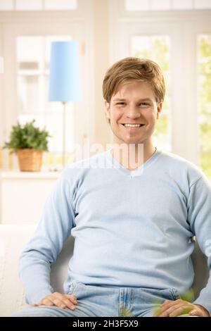 Felice giovane uomo a casa Foto Stock