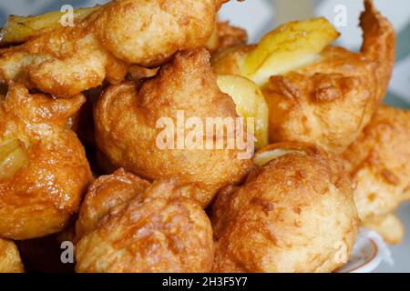 Ciambelle di forma varia fritte di fresco. Ciambelle, la cui forma e dimensione differisce un po 'ogni volta perché pezzi diversi di mela sono nascosti in th Foto Stock