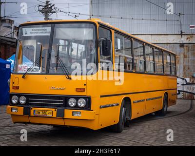 Wroclaw, Wroclaw, Polonia. 5 ottobre 2023. I primi autobus del marchio  ungherese ''Ikarus'' sono apparsi per le strade di WrocÅ‚aw 42 anni fa. Il  5 ottobre 2023, una delle copie appartenenti al