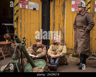 Wroclaw, Polonia - 19 settembre 2021: Gruppo di ricostruzione della difesa di Breslau. Soldati sovietici vestiti in uniformi militari. 2nd armi militari della guerra mondiale. Foto Stock