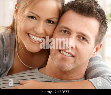 Coppia felice a casa Foto Stock